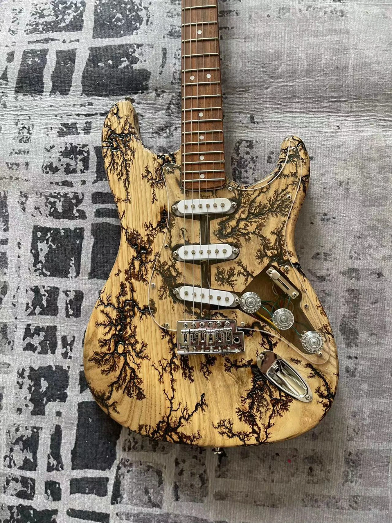 

Электрическая гитара из белого вощеного дерева ручная резная, 3 регулирующих ручки, высококачественный лом, готов к покупке, быстро устанавливается,