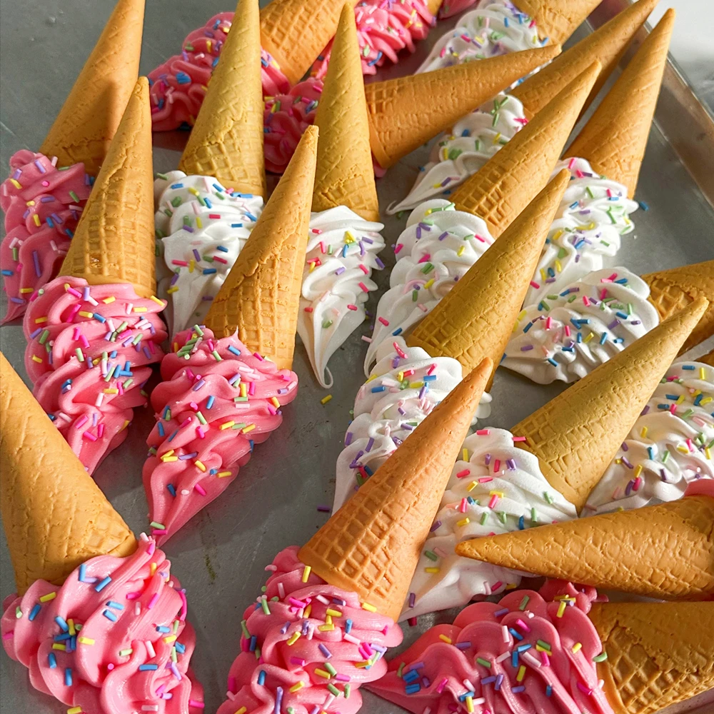 Забавные падающие мороженое в форме расплавленного мягкого подарка совок