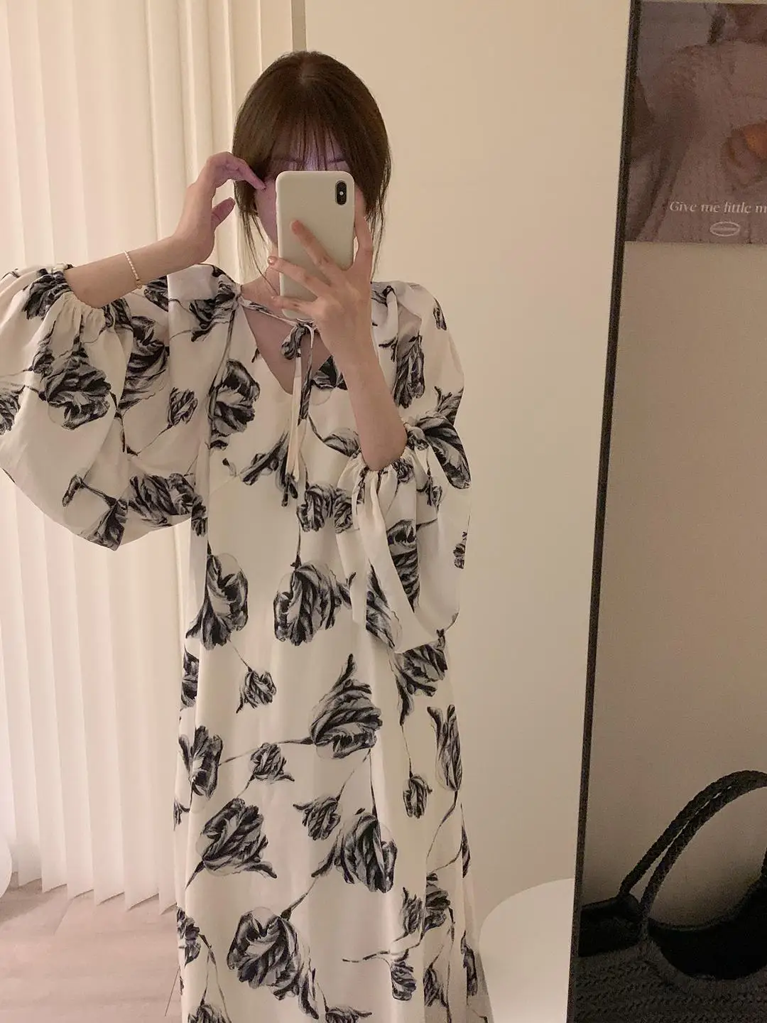 

Женское винтажное платье-миди с цветочным принтом, V-образным вырезом и пышными рукавами