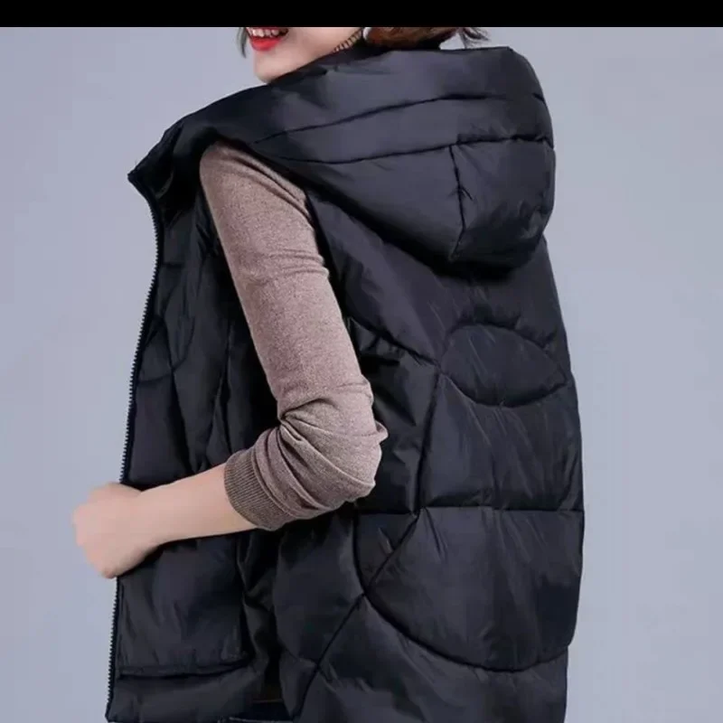 Женский свободный зимний жилет однотонный с капюшоном и карманами на молнии