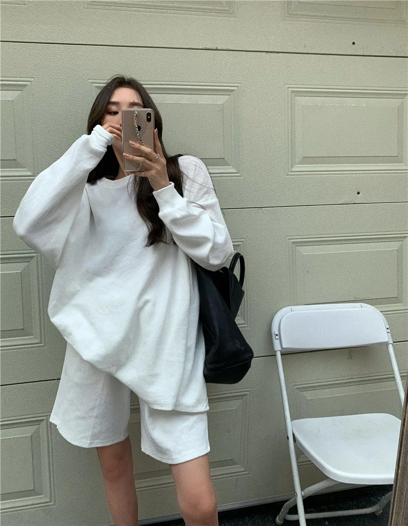 

White Long Sleeve T Shirt Tops And Loose Shorts Sports Casual Two Piece Set