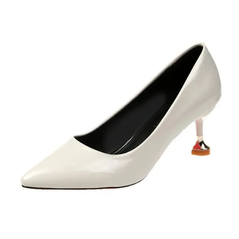 Женские туфли из мягкой лакированной кожи красные на среднем каблуке новинка