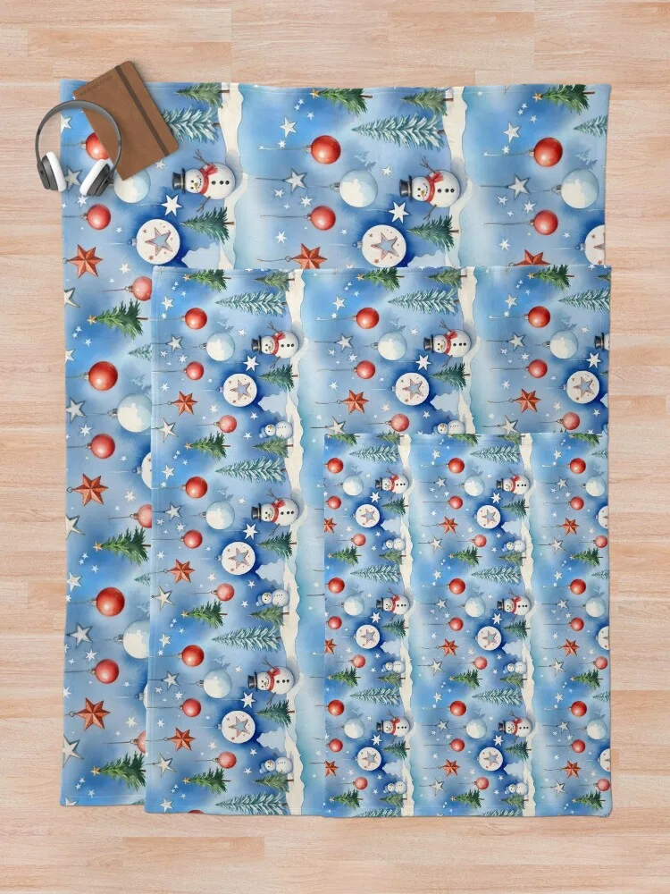 Снеговики и украшенные рождественскими елками против синего снежного неба.