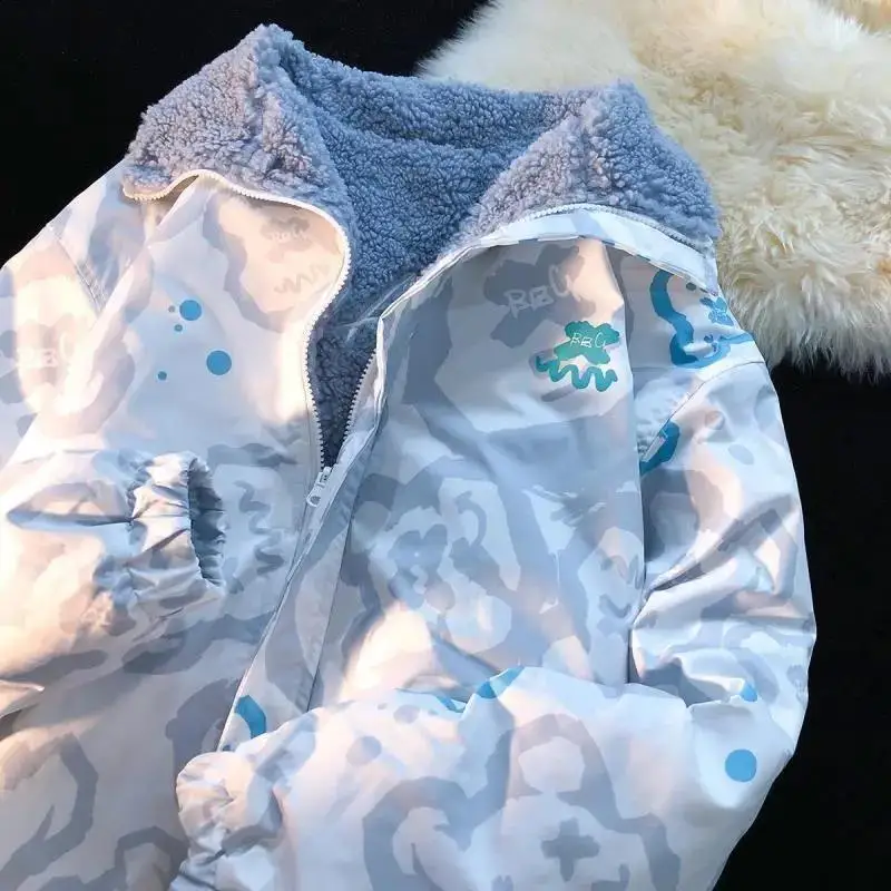 

Европейская и американская модная дизайнерская Двусторонняя плюшевая куртка с принтом, женская утепленная Свободная куртка для колледжа, ...