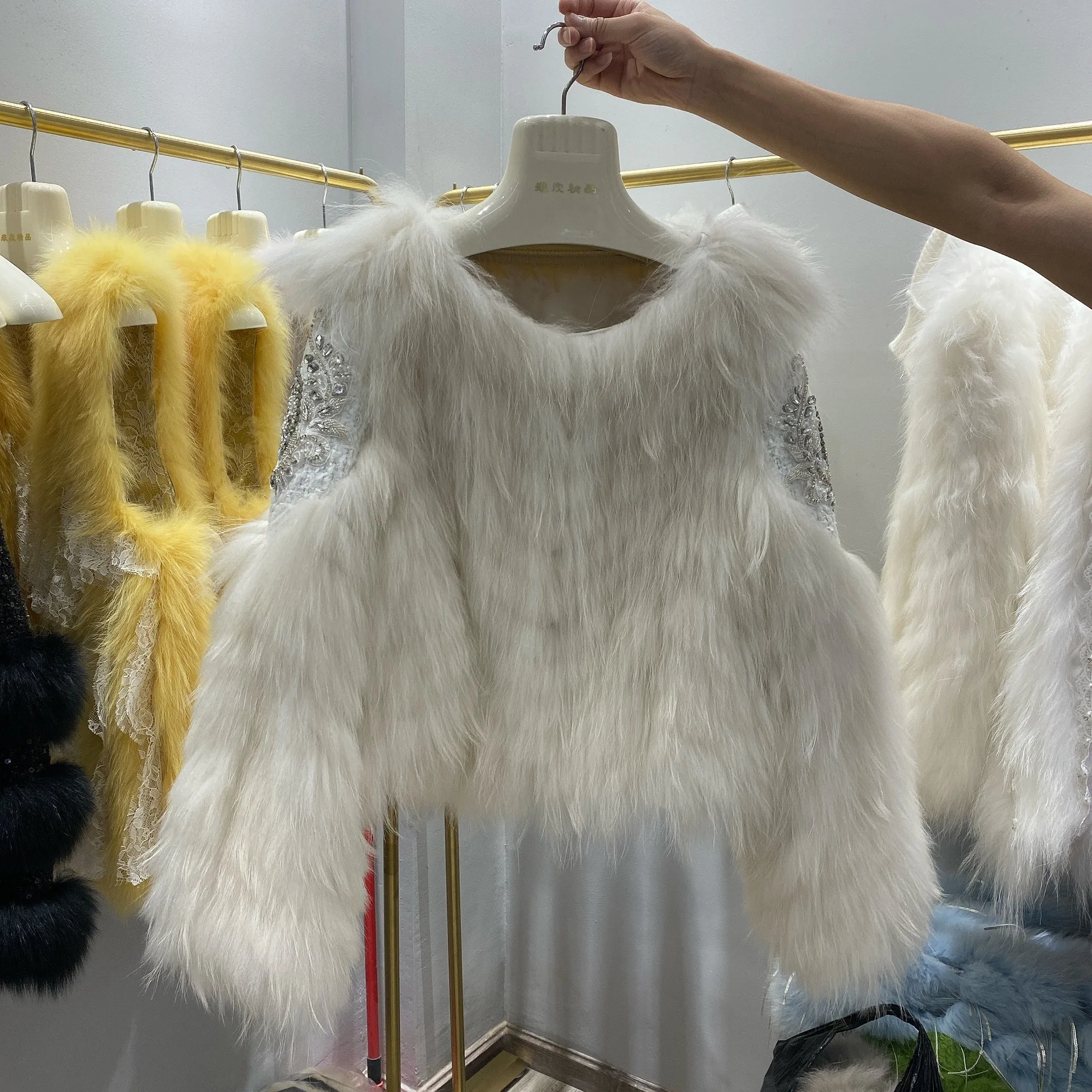 2022 New Real Fur Coat Young Women Fashion Beautiful Bling Beaded Short Fox Fur Overcoat For Autumn Winter Raccoon Fur Outerwear