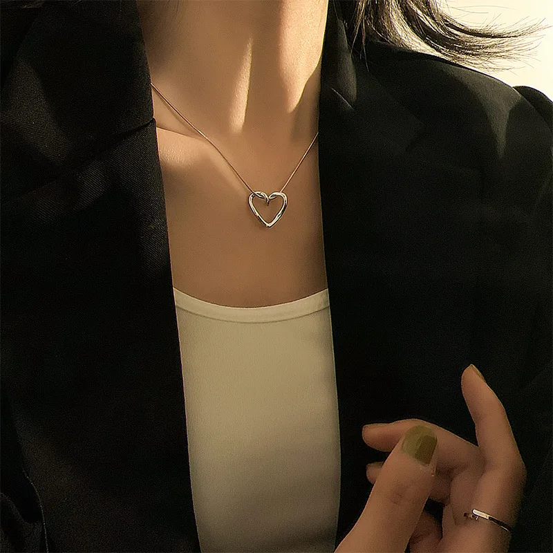 

Hollow love necklace female ins cold wind sweater chain light luxury niche design clavicle chain simple snake bone chain