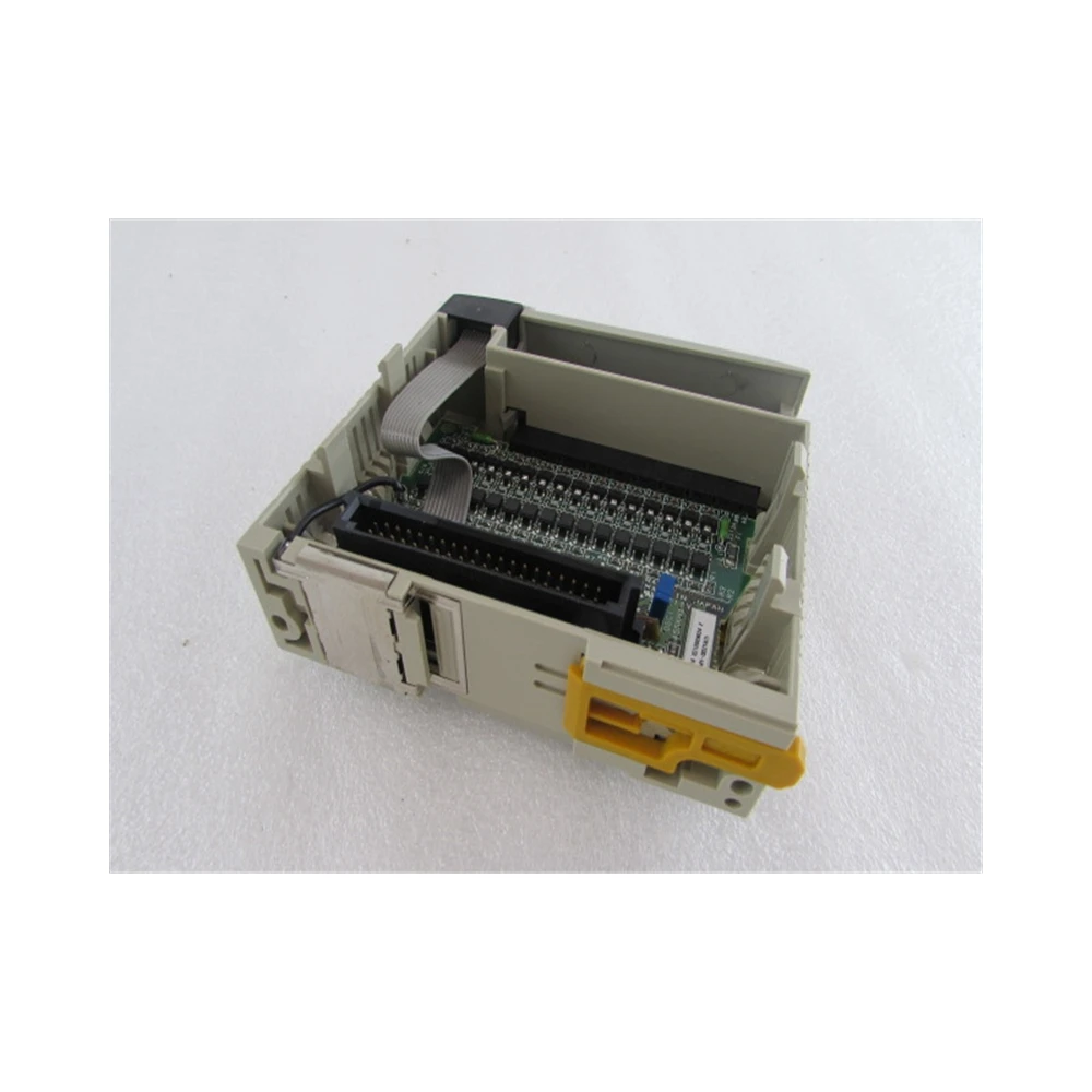 

original plc programmable logic controller CS1W-BC033