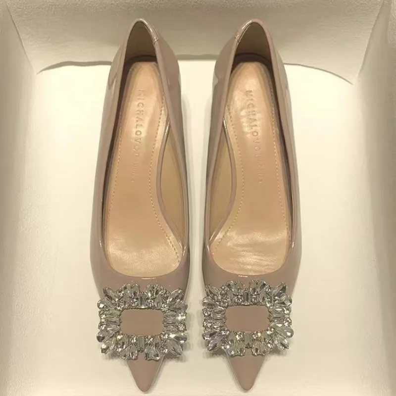 Женские туфли на грубом каблуке осенние новые с острым носком и неглубоким со