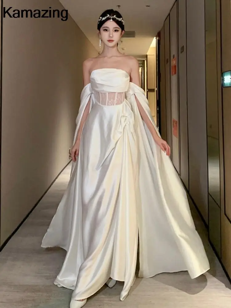 Женское платье с открытыми плечами