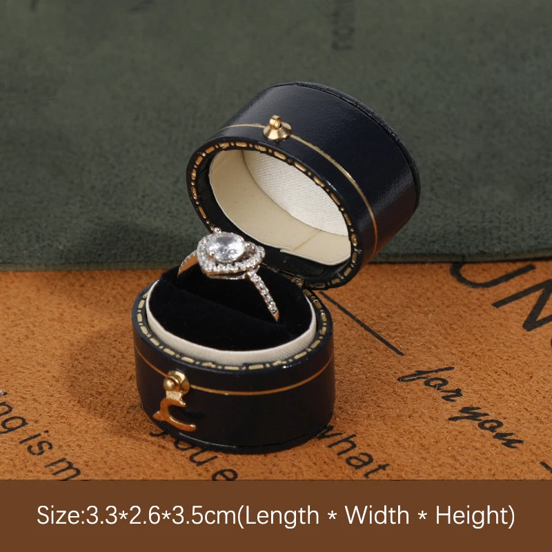 

Миниатюрная кожаная шкатулка для колец SayMakerLace