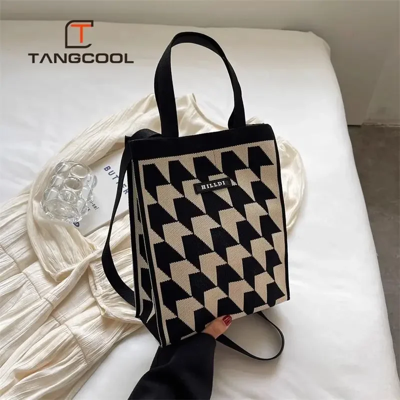 Маленькая квадратная тканая сумка в клетку с контрастной ручкой сверху модная