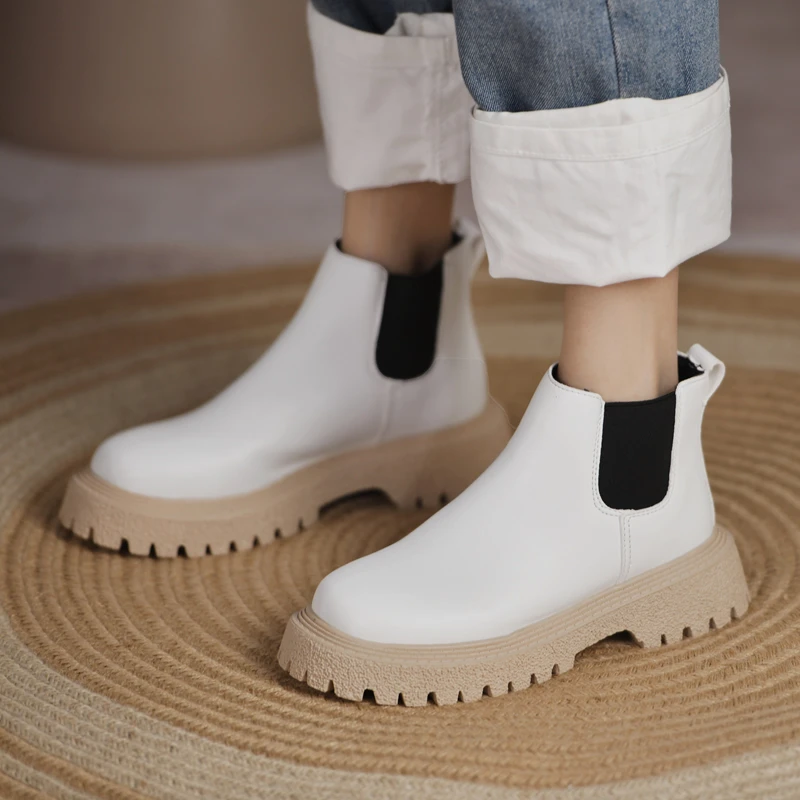 

Женские ботинки-мартинсы на массивной подошве, с круглым носком