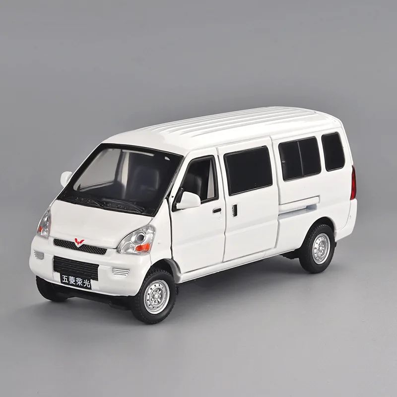 

Модель мини-автобуса из сплава 1/32, Китайская классическая модель MPV Wuling, 14 см, боковые открытые двери, возвратная мощность, W светильники, Кол...