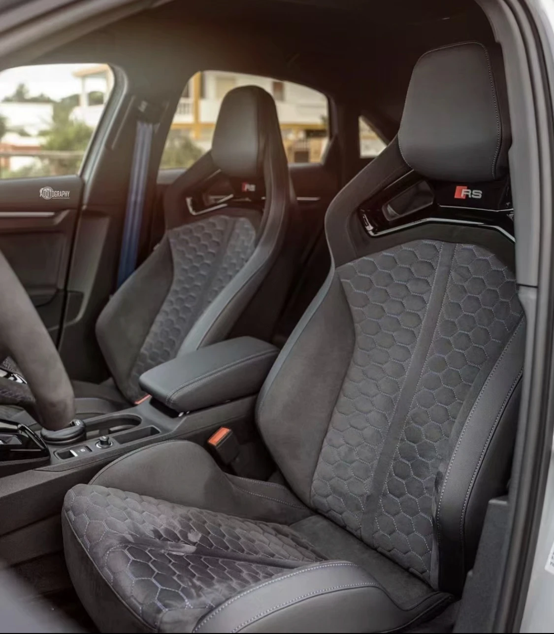 Фото Автомобильные аксессуары: Спортивные гоночные сиденья-ковши RS6 с индивидуальной кожаной обивкой для моделей A3, A4, A5, A6, A7, Q5, Q7, Q8 (обновление) №2