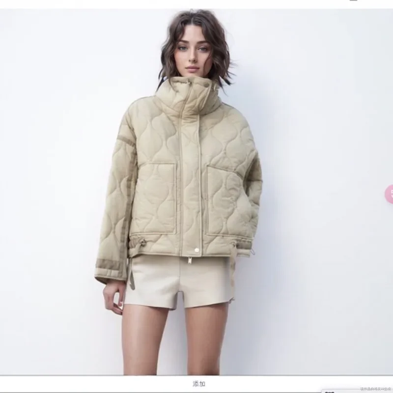 Женская стеганая куртка с высоким воротником и карманами на завязках