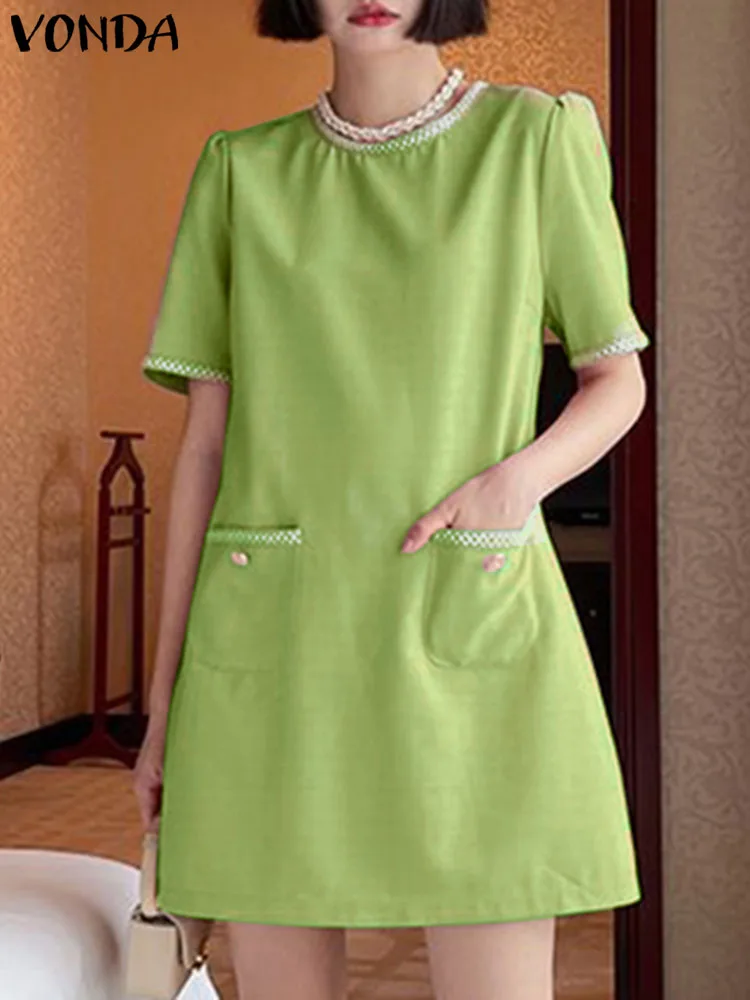 

Платье-мини свободвечерние кроя с круглым вырезом, коротким рукавом и двумя карманами