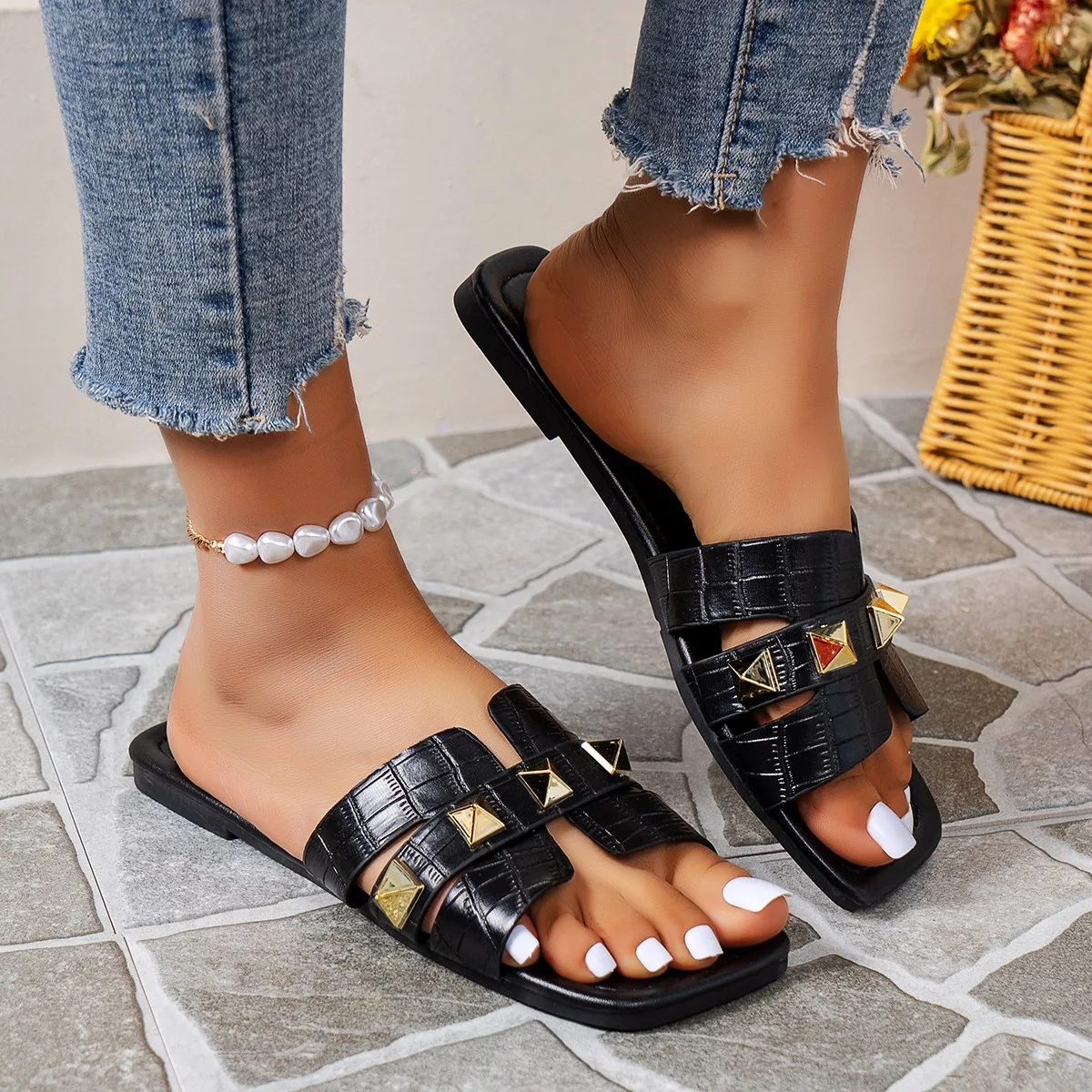 

New Sandals for Women 2023 Summer Fashion Metal Rives Flat Women Slippers Outside Casual Woman Beach Ladies Slides Sandalias