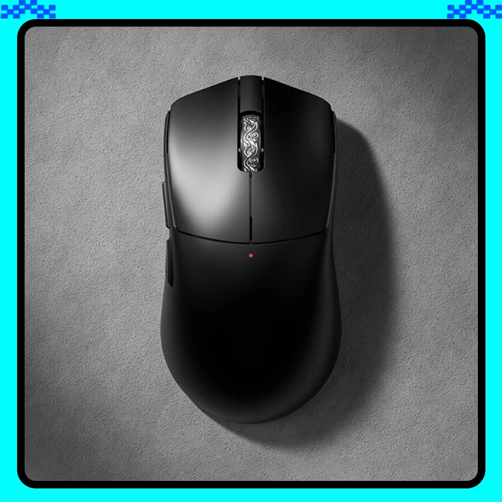 Фото Мышь Incott 039 Dual 8K Tri Mode Gaming Mouse 2,4G/Bluetooth Paw3950 52g Легкая мышь RGB 500 мАч для аксессуаров для средней руки №1