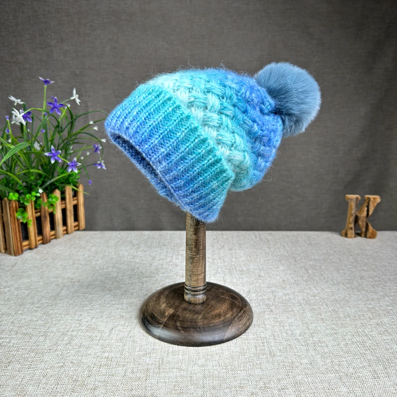 Мохеровая вязаная шапка с градиентом цвета и плюшевым шариком