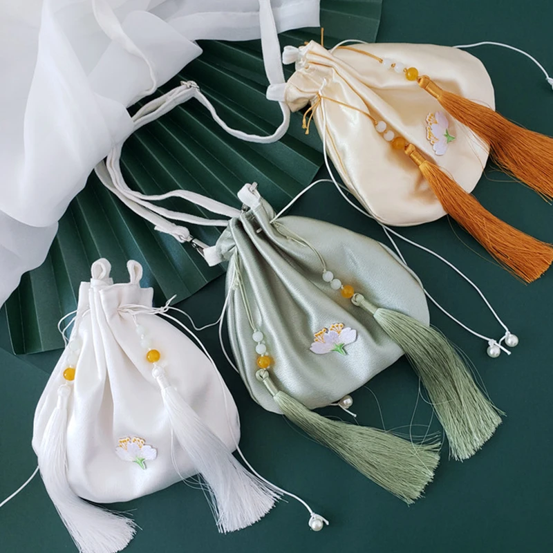 Атласная сумка в китайском стиле с винтажным вышивкой