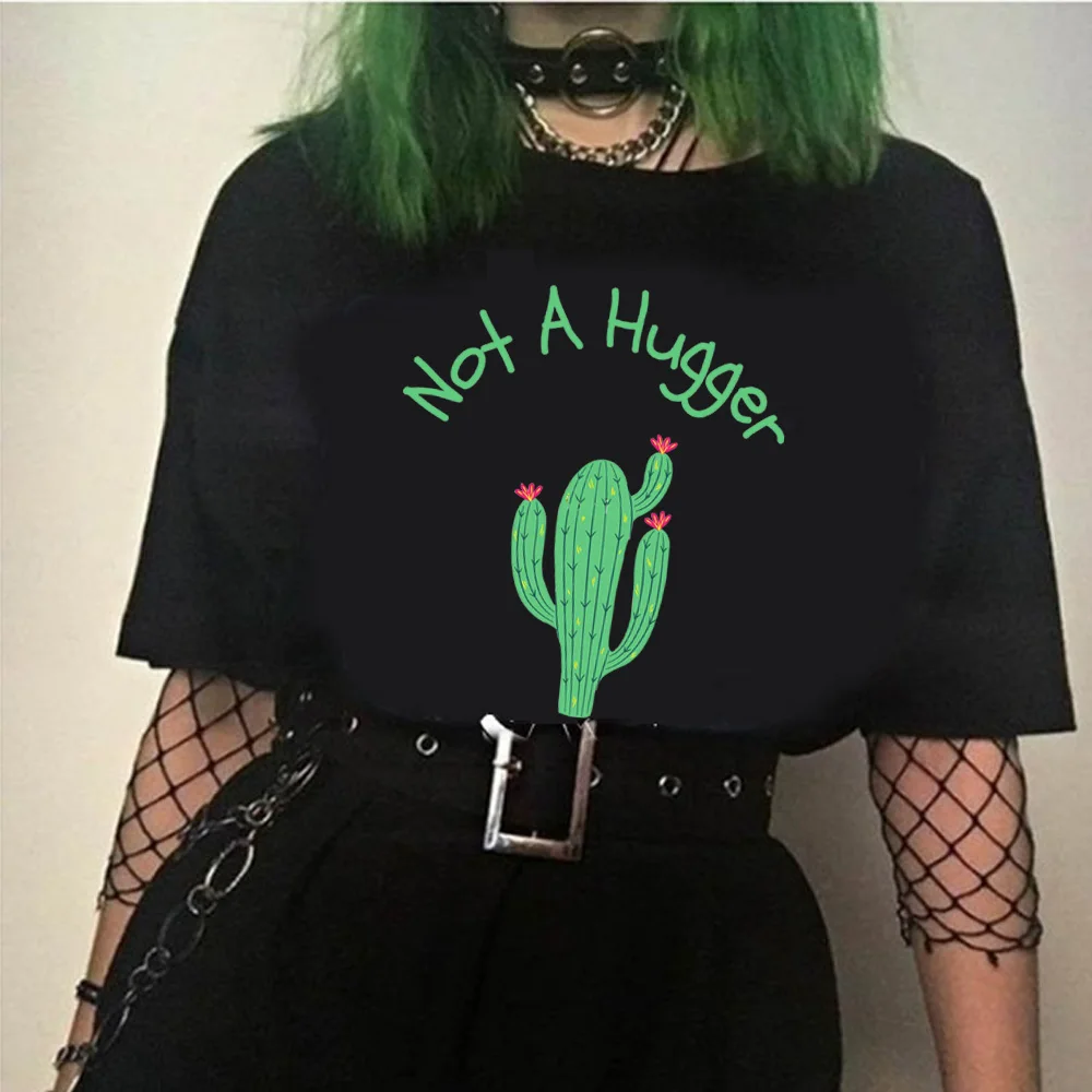 

Женская футболка с надписью Not A Hugger
