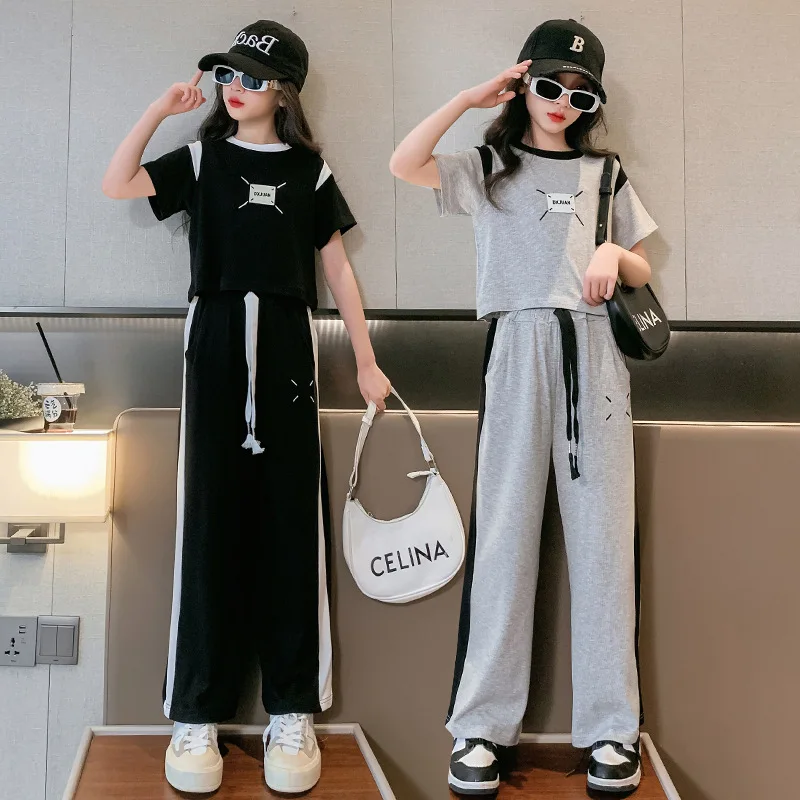 

Костюм детский летний из футболки с коротким рукавом и спортивных брюк