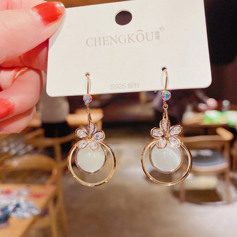 

Korean Fashion Rhinestone Flower Earrings Women Trend Gold Round Hollow Pendant Earrings Women's Wedding Engagement Jewelry