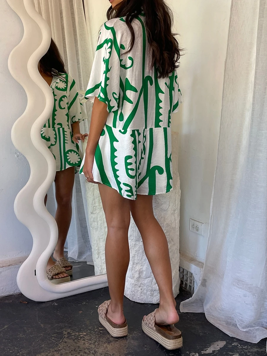 Женский комбинезон с треугольным вырезом и широкими штанинами тропическим