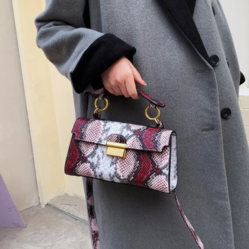 Дизайнерская женская сумка Новая через плечо контрастного цвета со змеиной