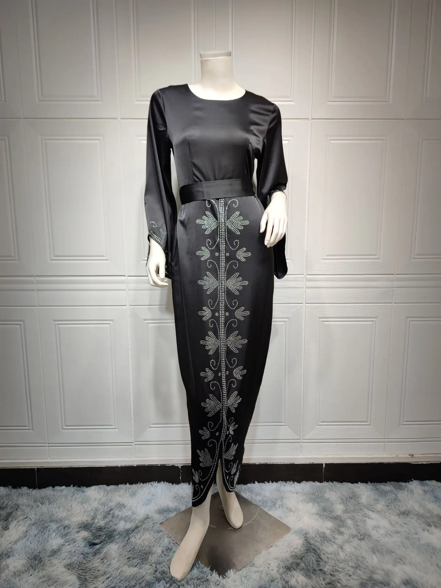 Женское атласное платье-кимоно с поясом и рукавами