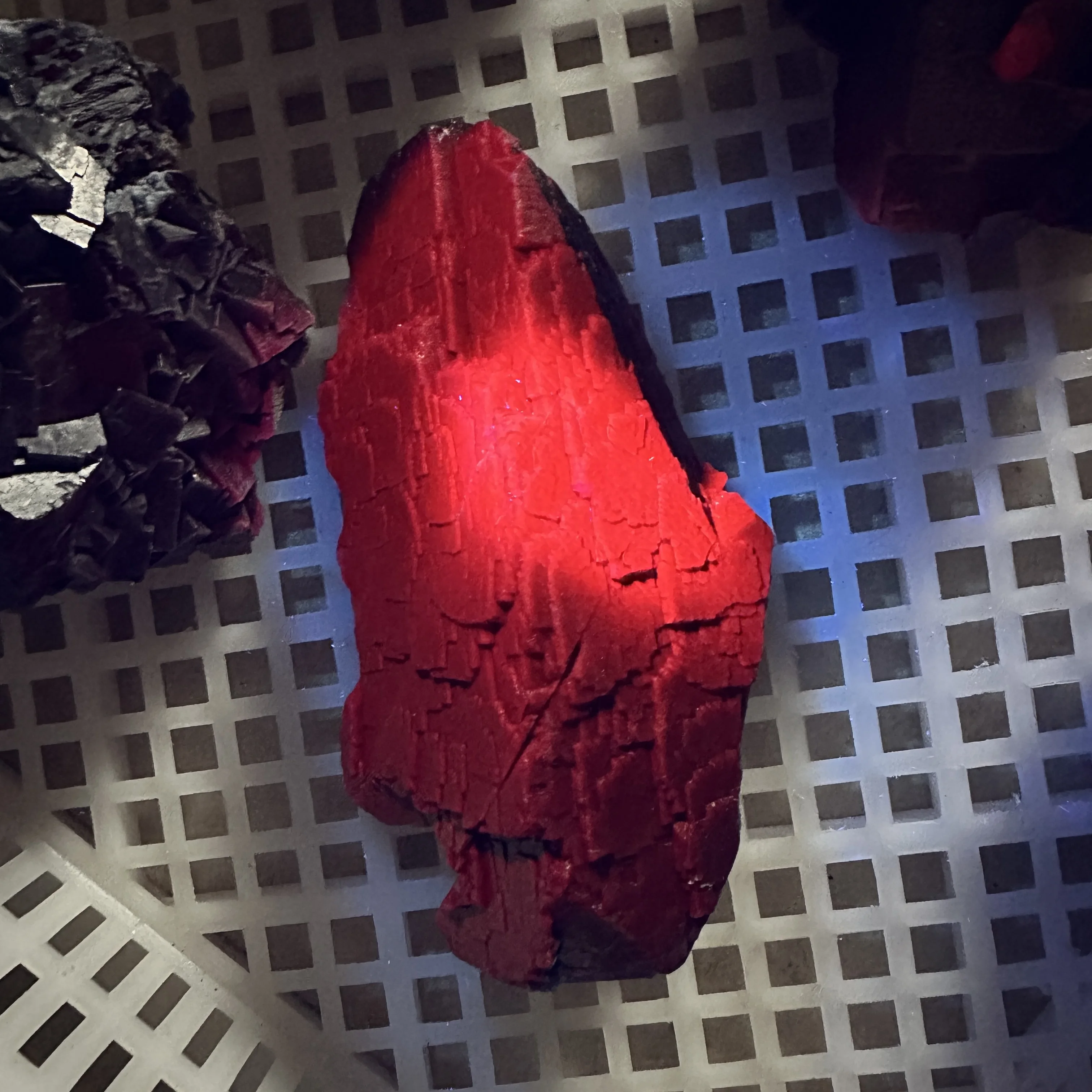 Натуральный Пакистанский Розовый Черный Флюорит Образец (Флуоресцентный Эффект