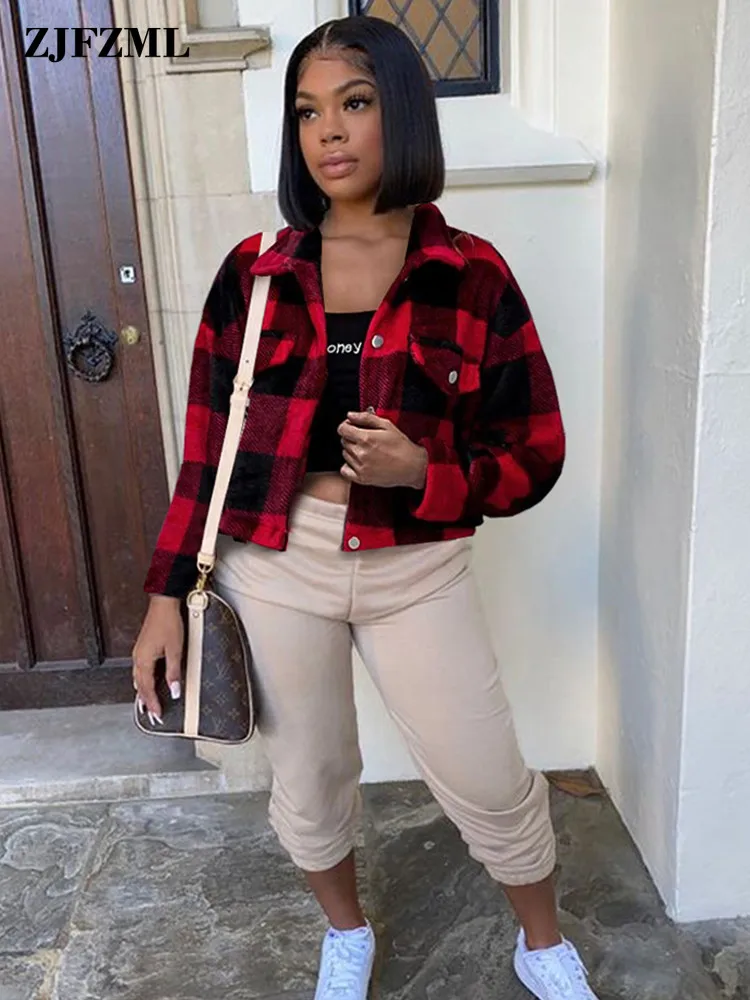 Женская укороченная куртка в клетку утепленная с длинным рукавом на пуговицах