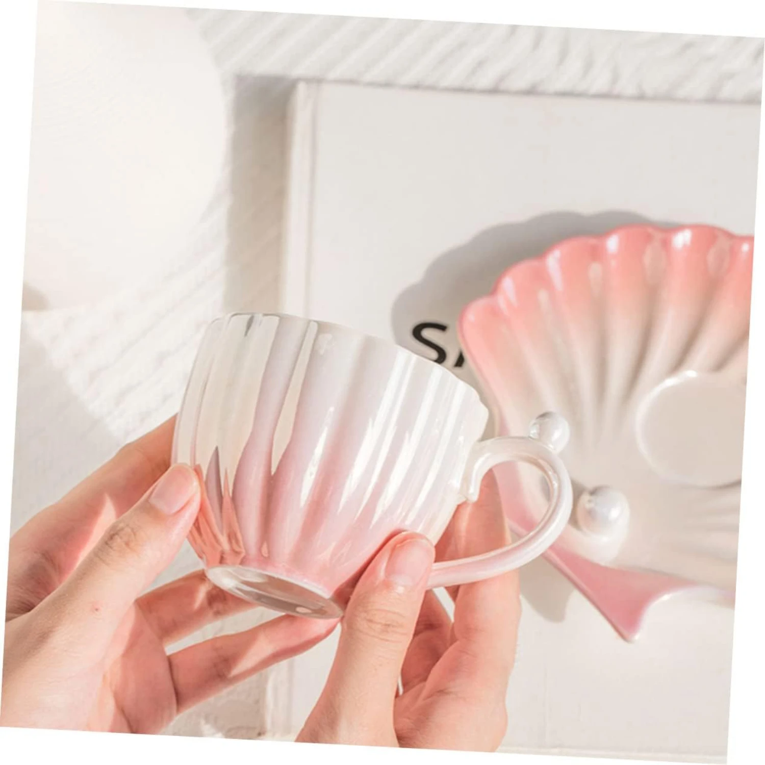 стильный элегантный и роскошный набор чайных чашек с красивым цветочным узором