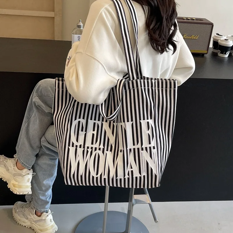 Холщовая сумка на плечо в красно-белую полоску женская с буквенным принтом