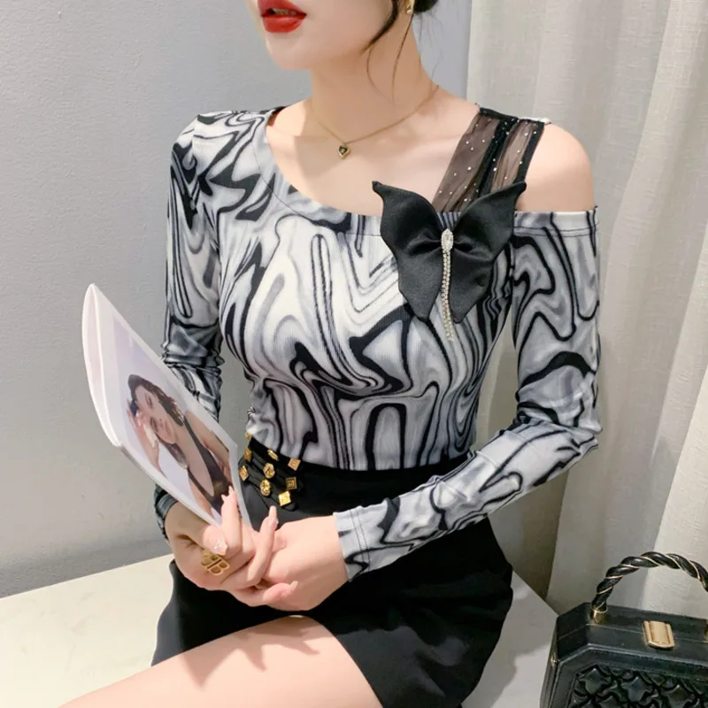 # 8658 Весенняя футболка с открытыми плечами женская длинным рукавом и принтом