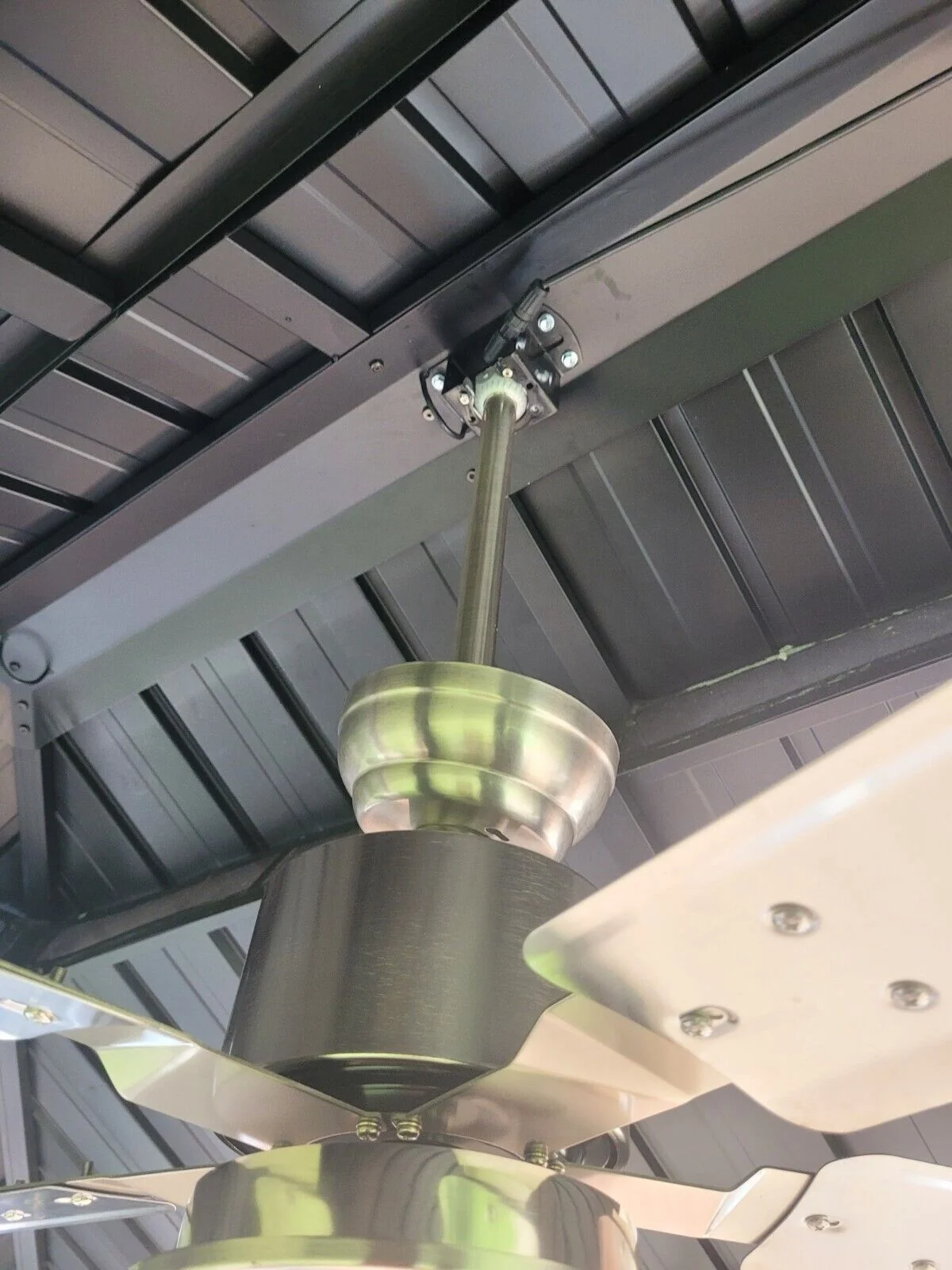 Уличный 52-дюймовый потолочный вентилятор постоянного тока на солнечной батарее