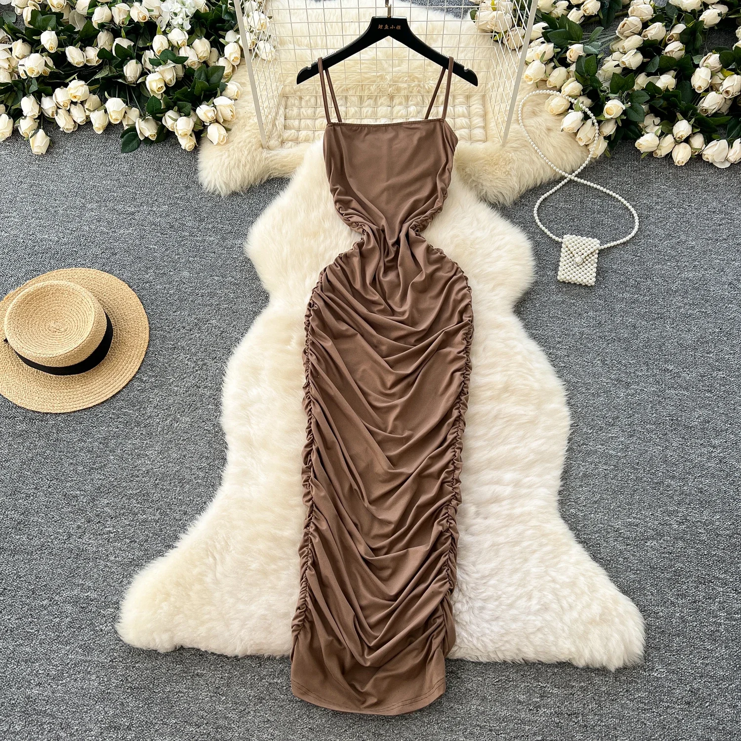 Женское платье без рукавов на бретелях