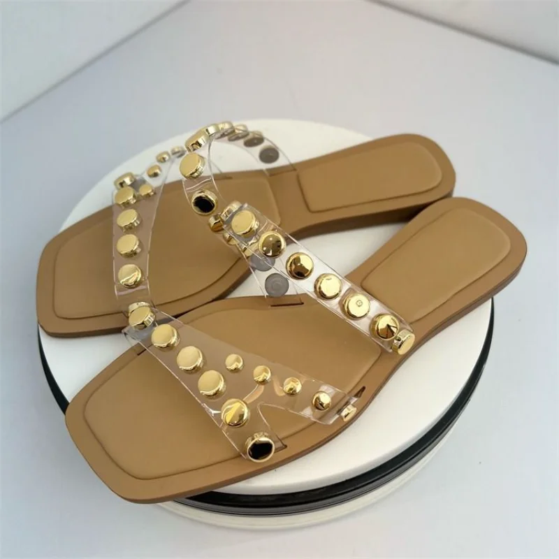 

Тапочки женские прозрачные на плоской подошве, модные повседневные пляжные шлепанцы с квадратным носком, с заклепками, золотистого цвета, летняя Уличная обувь