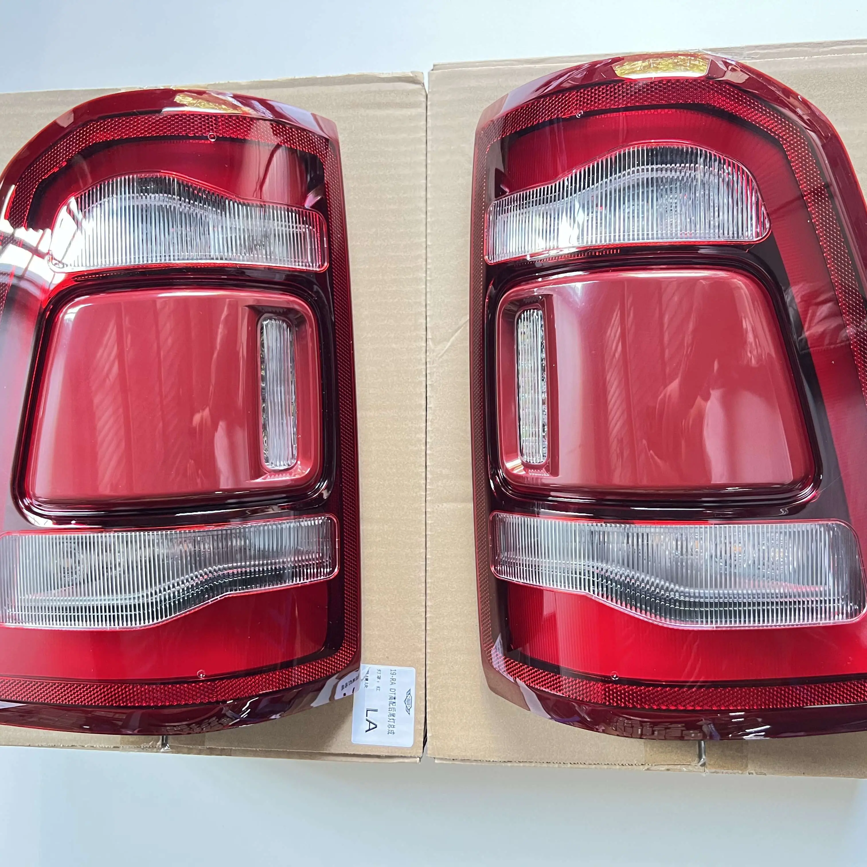 68262531AE 2019-2022 красный задний фонарь с потайными точками без модульной точки для