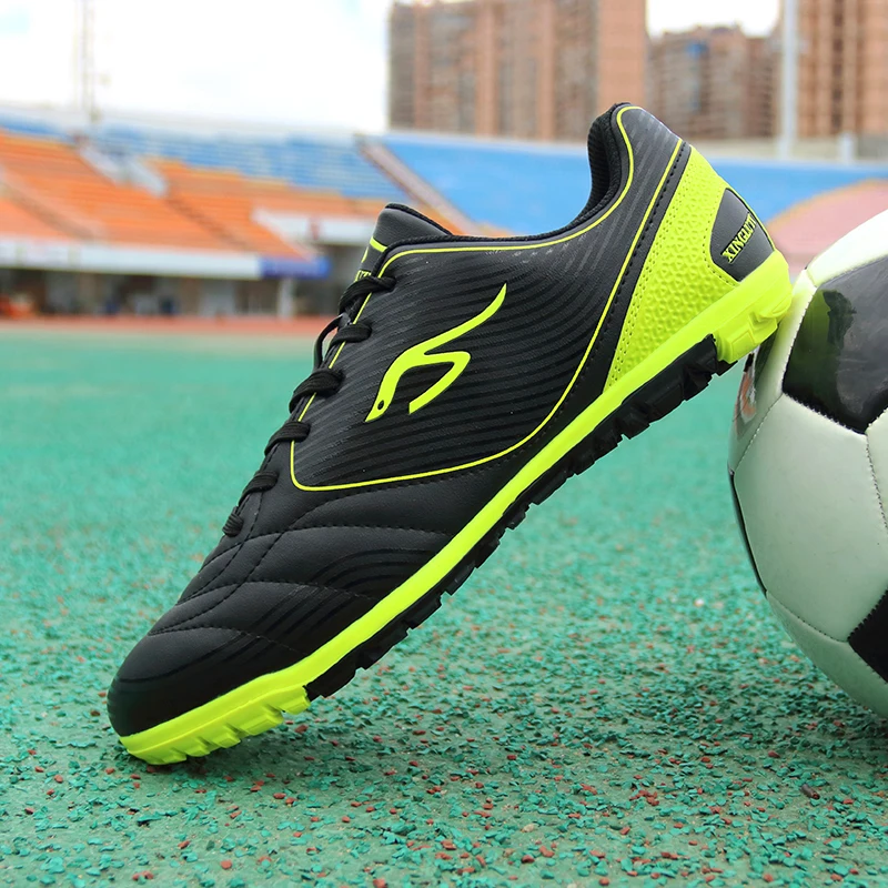 

2022 new Football Shoes for Men Wear-Resisting Soccer Shoes Non Slip Women Training Sneakers Comfortable Flat Football Trainers