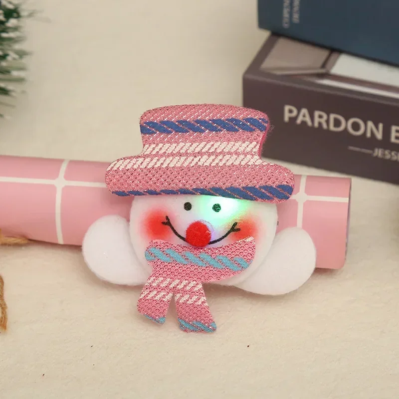 

1 шт., рождественская светодиодная светящаяся брошь в виде Санта-Снеговика, медведя и оленя, булавка для тематической вечеринки, подарок для детей и взрослых, рождественское украшение 2025