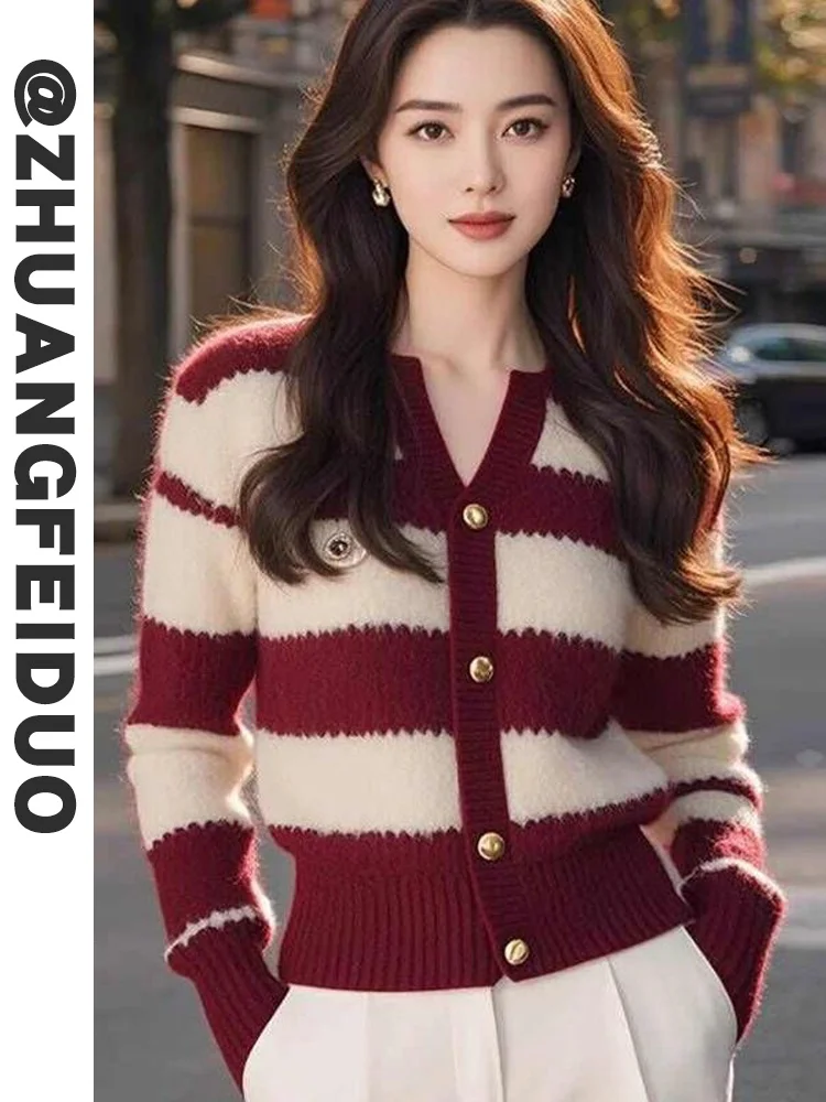 Изящный однобортный полосатый свитер соответствующего цвета женский