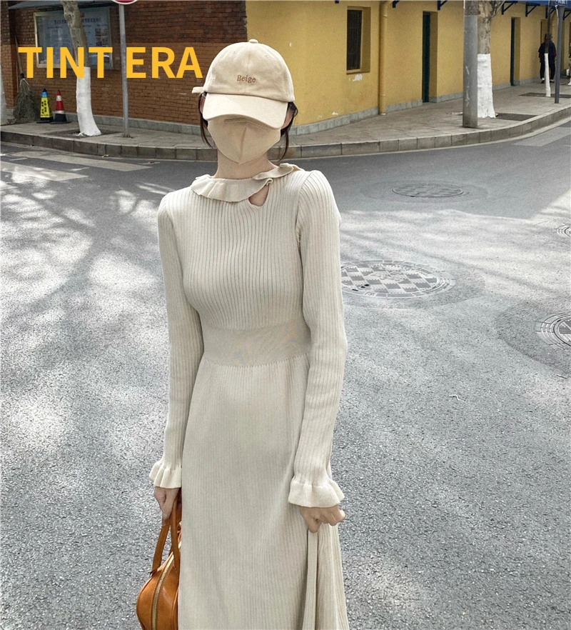 

Женское трикотажное платье средней длины, с ушным вырезом