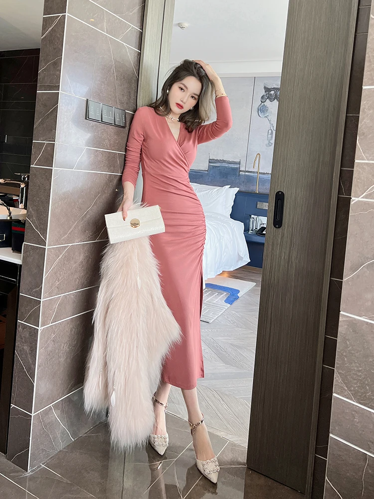 Розовое длинное трикотажное платье-футляр с разрезом на талии обтягивающее