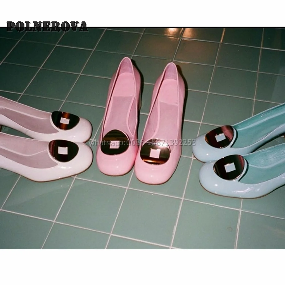 Туфли-лодочки однотонные с металлическим украшением круглым носком на массивном