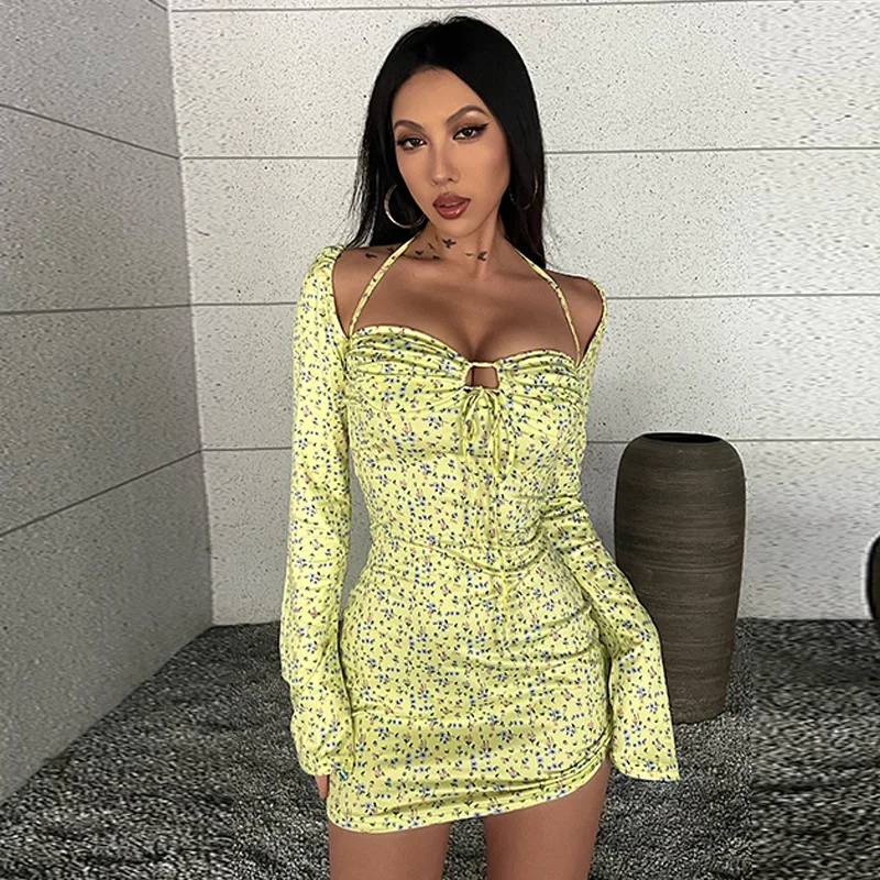 

Мини-платье женское с цветочным принтом, открытой спиной и длинным рукавом