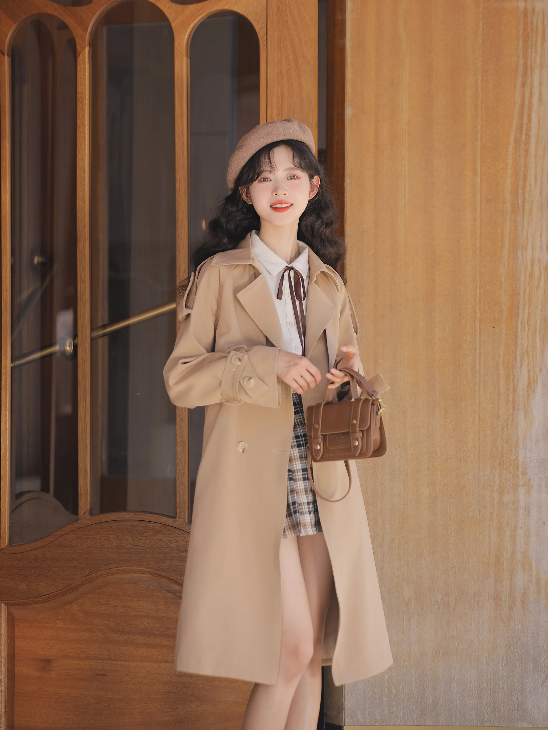 Женский тренчкот средней длины цвета хаки на весну и осень