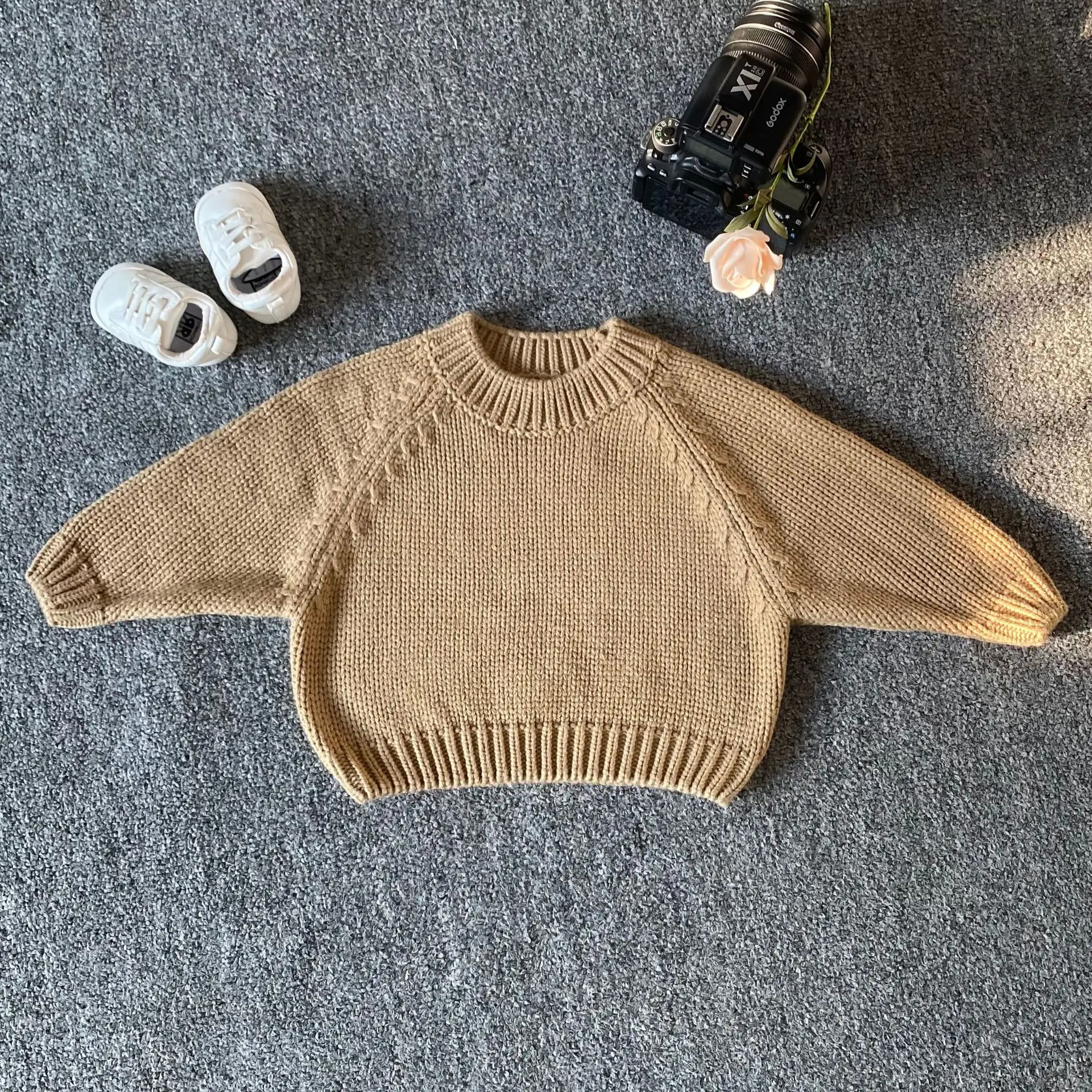 

2023 г. Однотонный свитер-пуловер в стиле ретро детские универсальные свободные вязаные топы для маленьких мальчиков, простые утепленные свитера Новая детская одежда