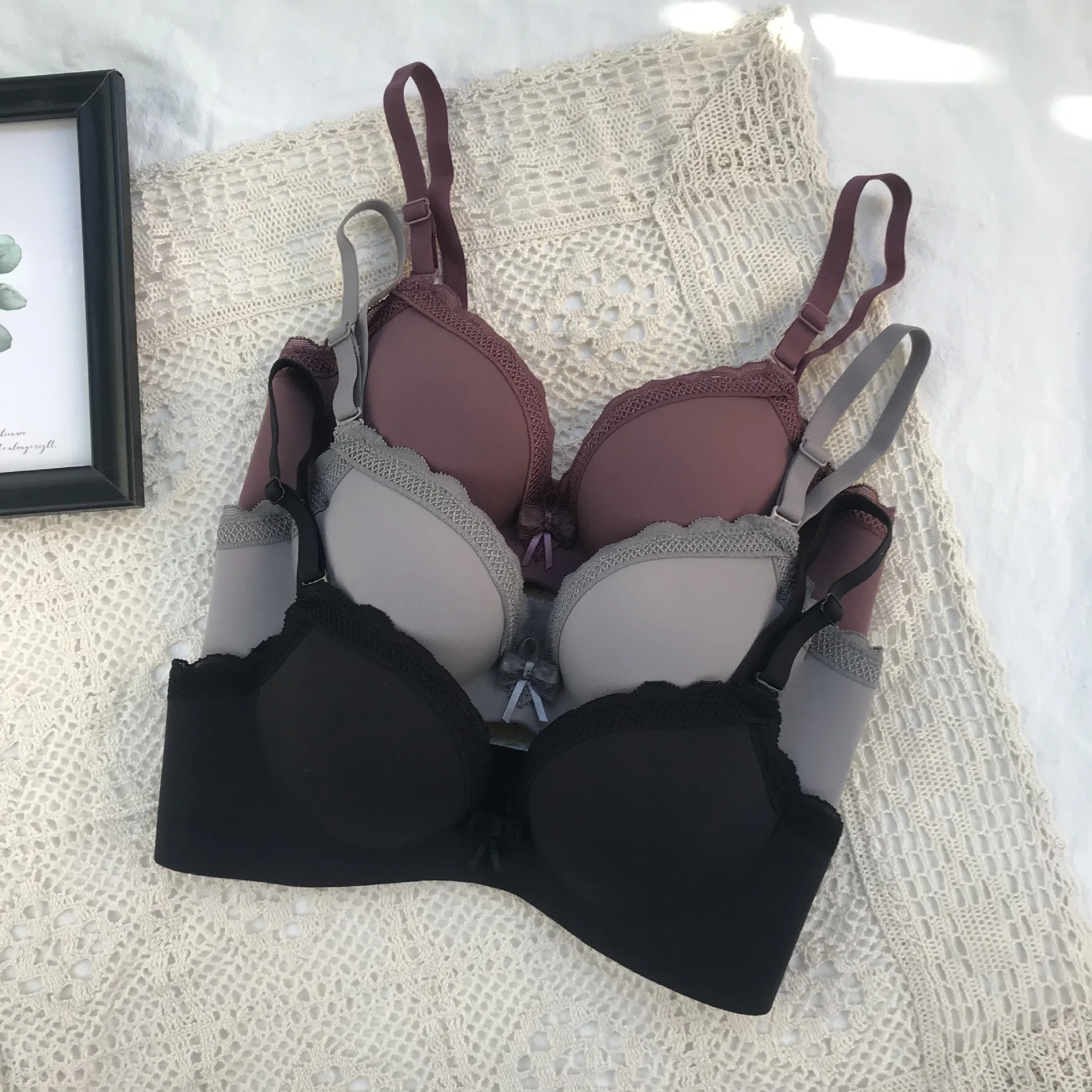 

High elastic close-fitting beauty backlit invisible back hook no size bra sexy no trace no steel ring breathable underwear women