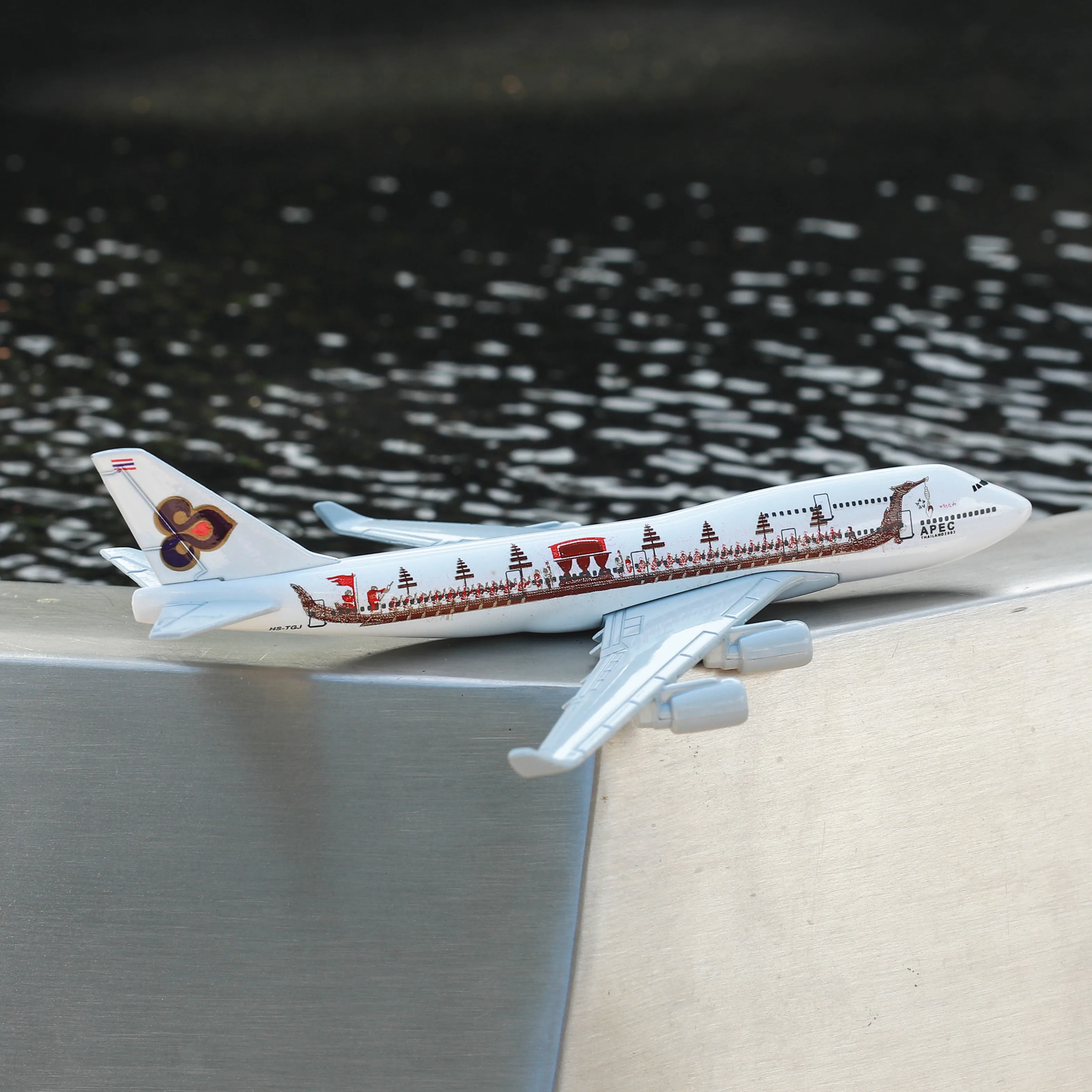 

Thai B747 Dragon Boat Airlines Boeing Airbus Airplane Metal Diecast Model 15cm World Aviation Collectible Souvenir Miniature